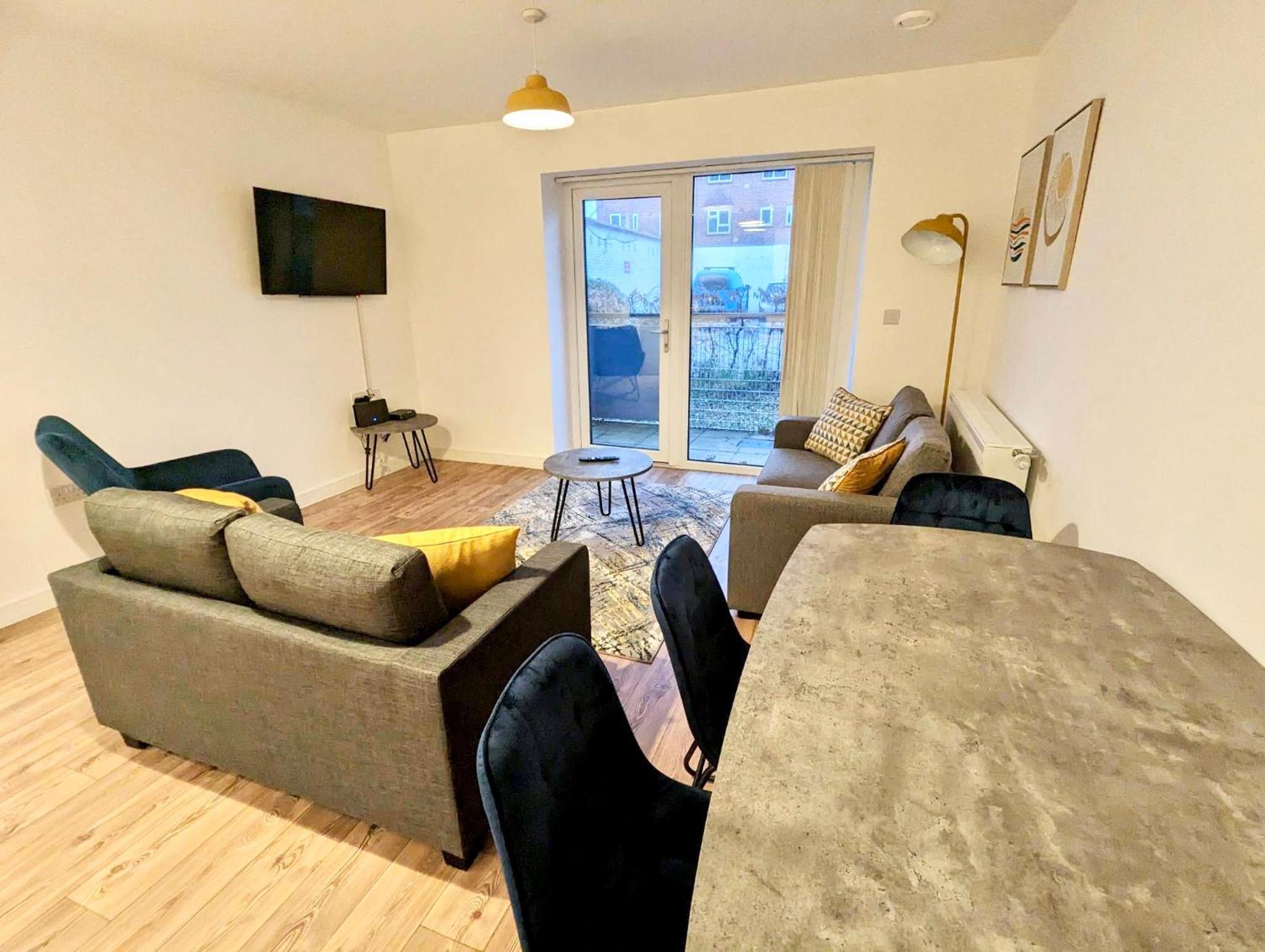 Spacious 2 bed ground floor apartment, Free parking, close to Historic dockyard & Gunwharf Quays view 3