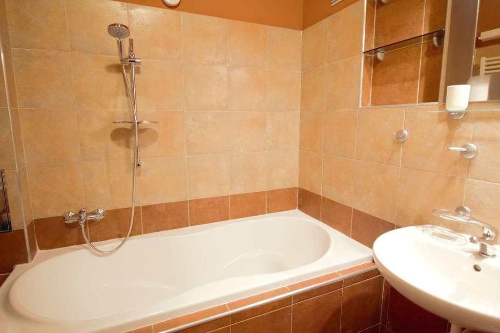 Comfort 2Bedrooms quite place!-Vinohrady