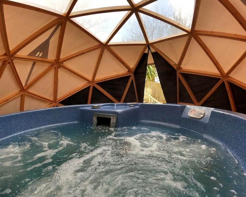 Hotel Romantic Treehouse With Hot Tub & Bbq Lodge