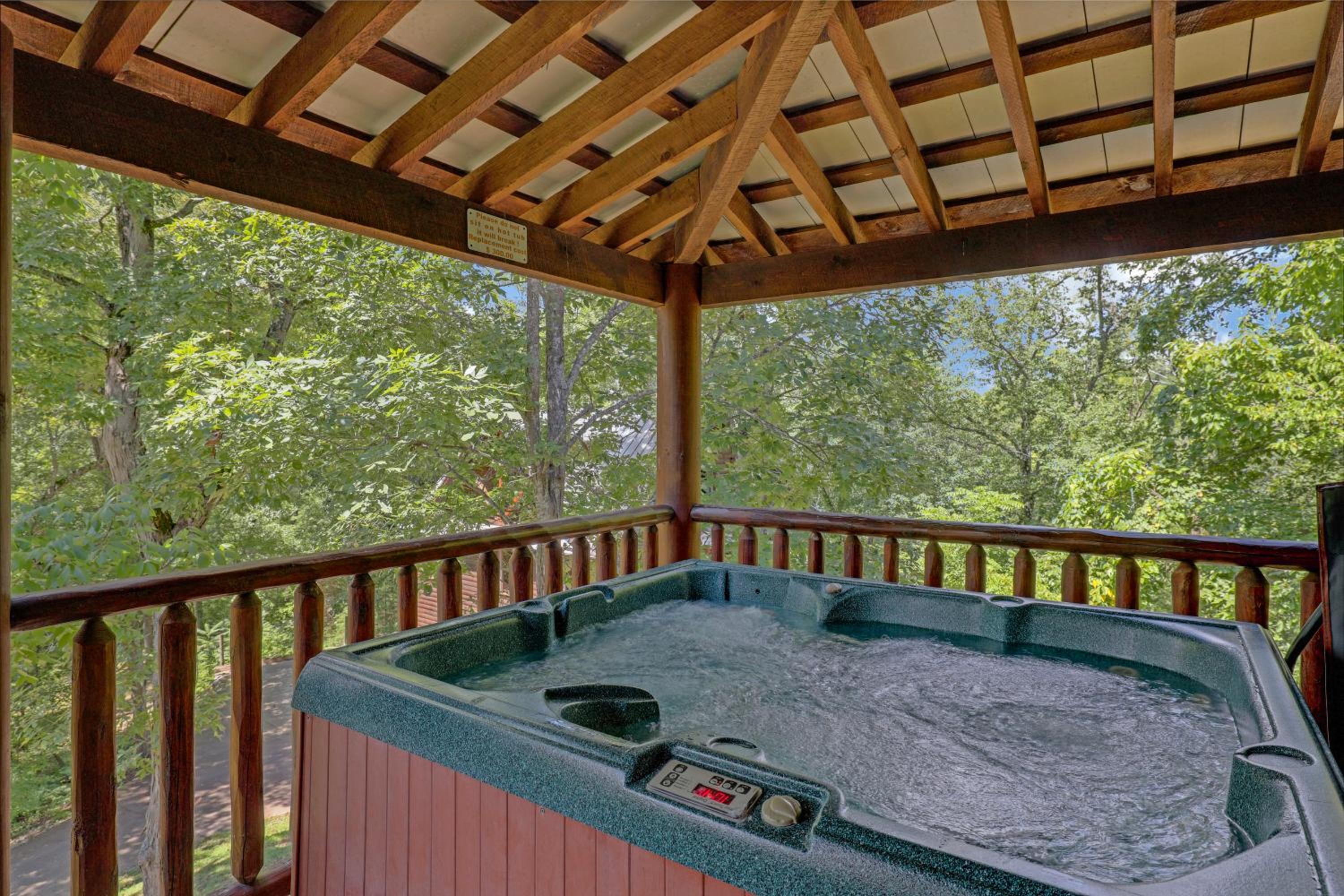 Paradise Glenn, Huge Cabin, Hot Tub, Game Room, 560 FREE tickets each paid day!