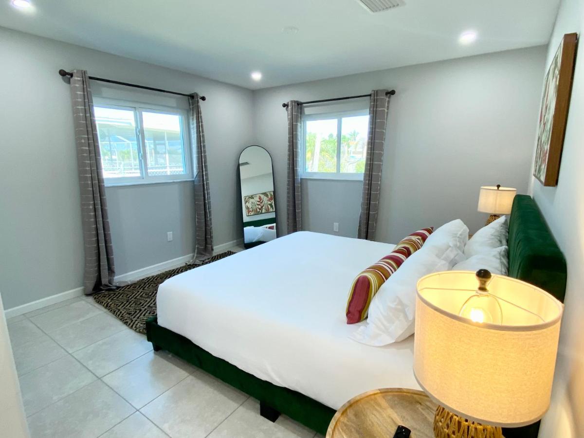 Tamiami Two Bed & Den view 2