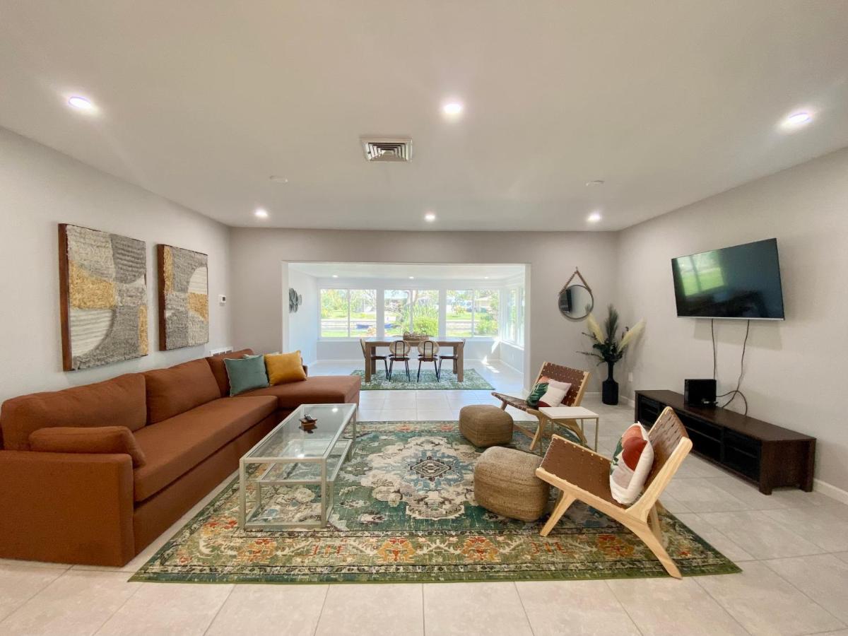 Tamiami Two Bed & Den view 3