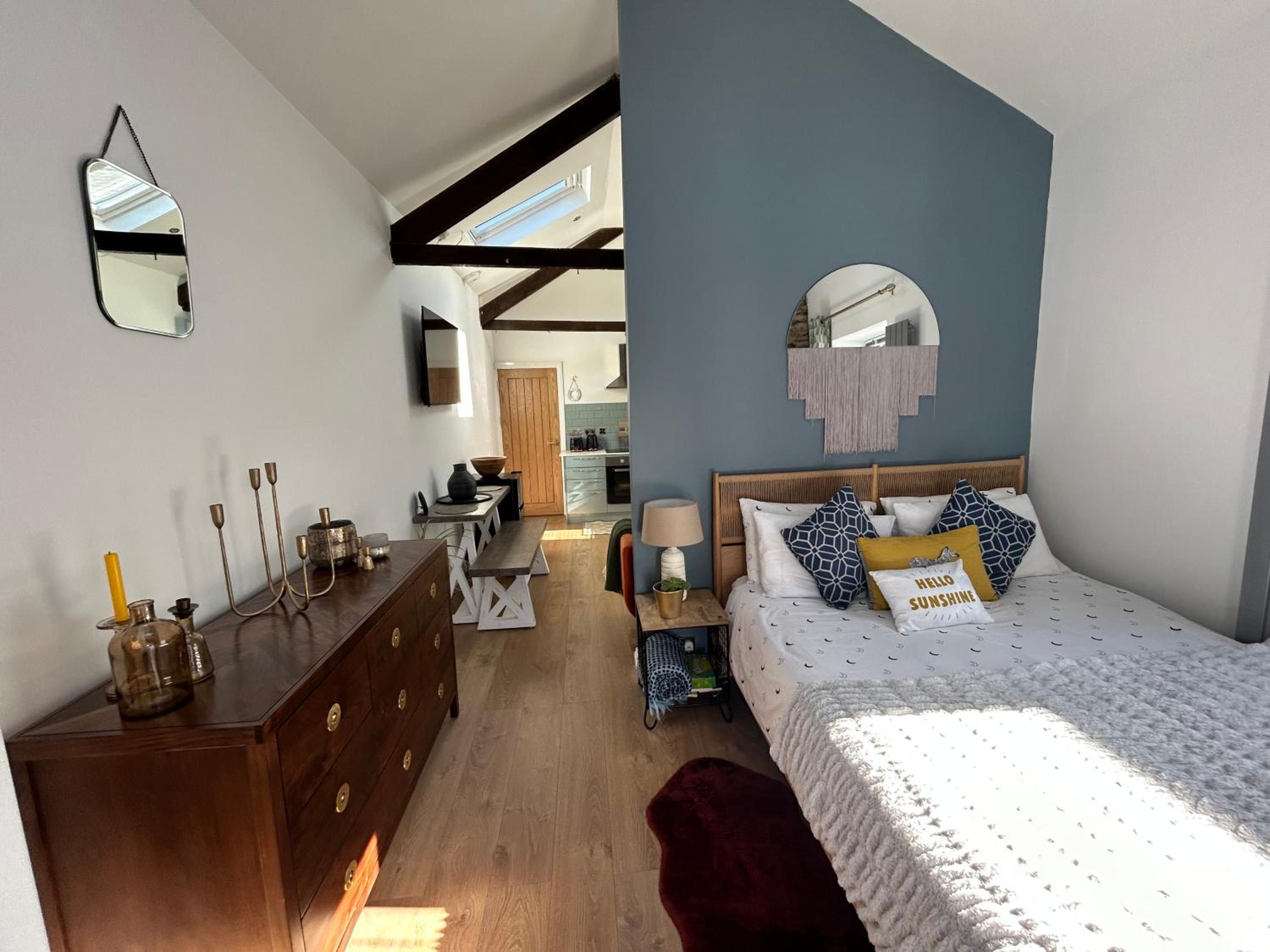 Stylish Central Famouth Studio with Parking | WiFi | view 5