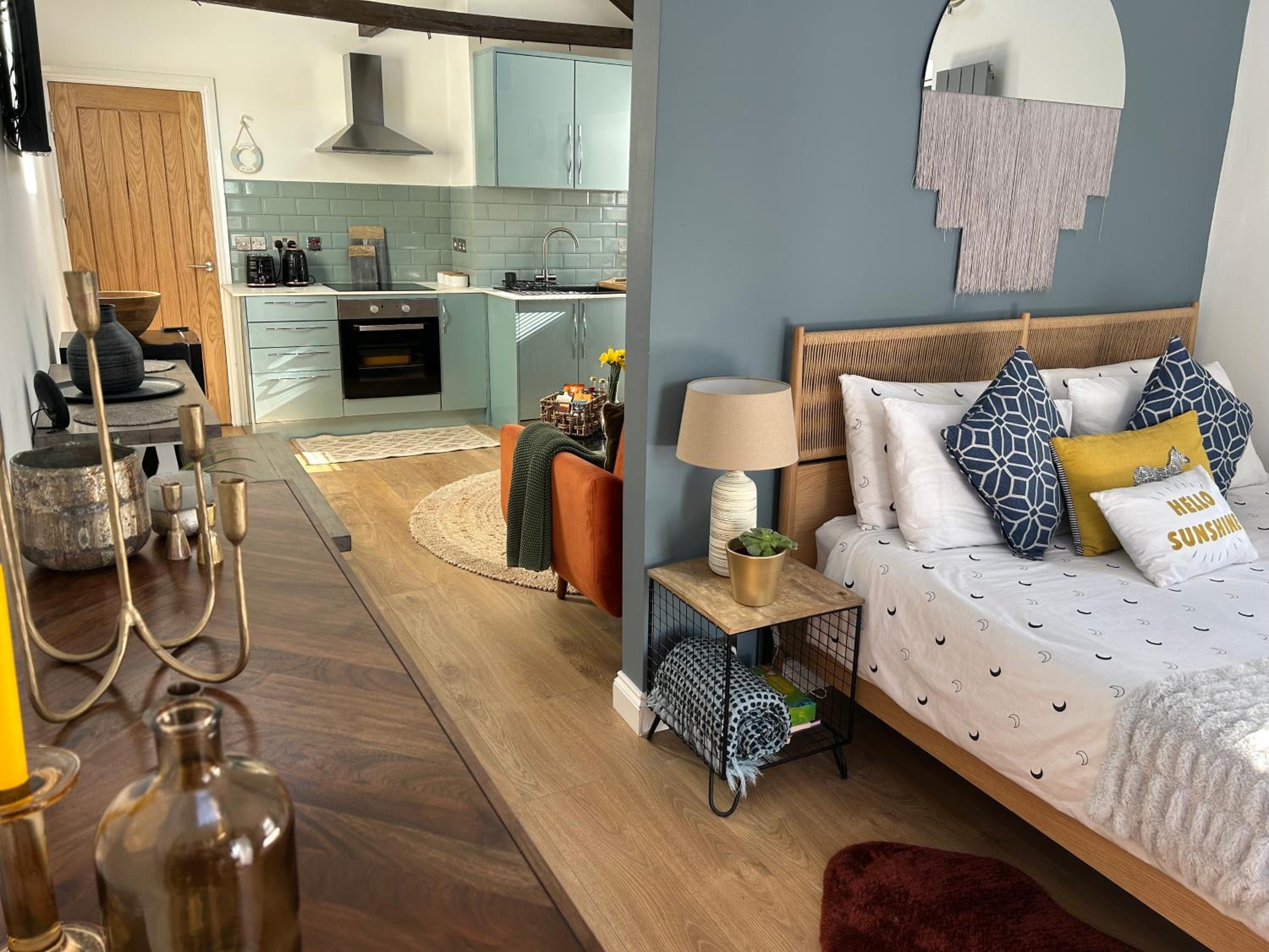 Stylish Central Famouth Studio with Parking | WiFi | view 4