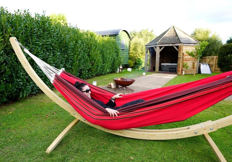 Hotel Romantic Retreat - Luxury Shepherds Hut + Hot Tub!