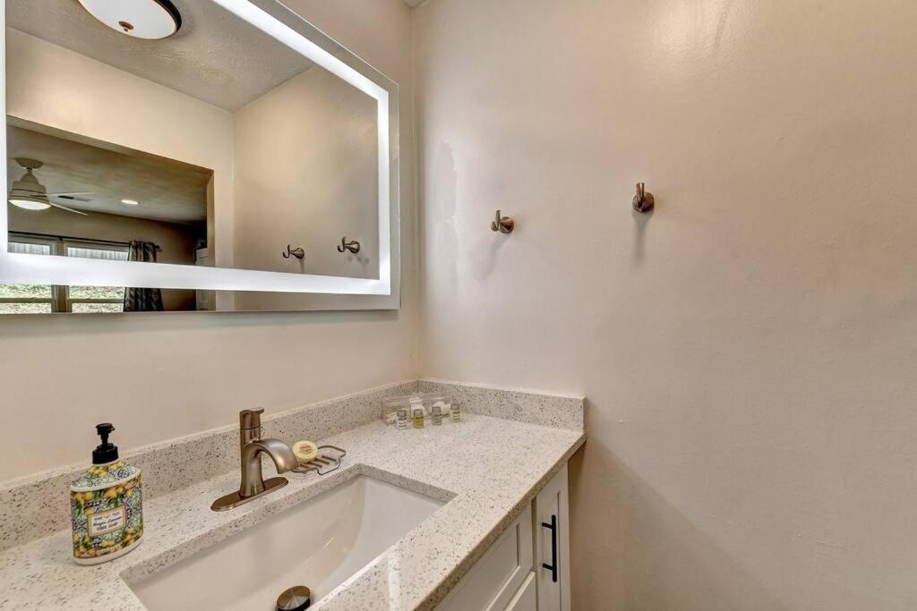 Quiet/Private/Easy. Walk to restaurants/shops