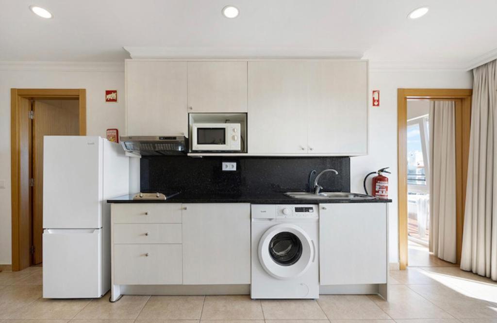 Cozy apartment with seaview 300m from Vau beach