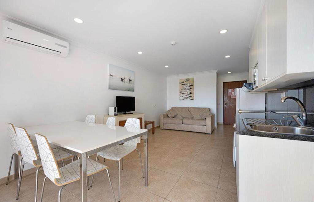 Cozy apartment with seaview 300m from Vau beach