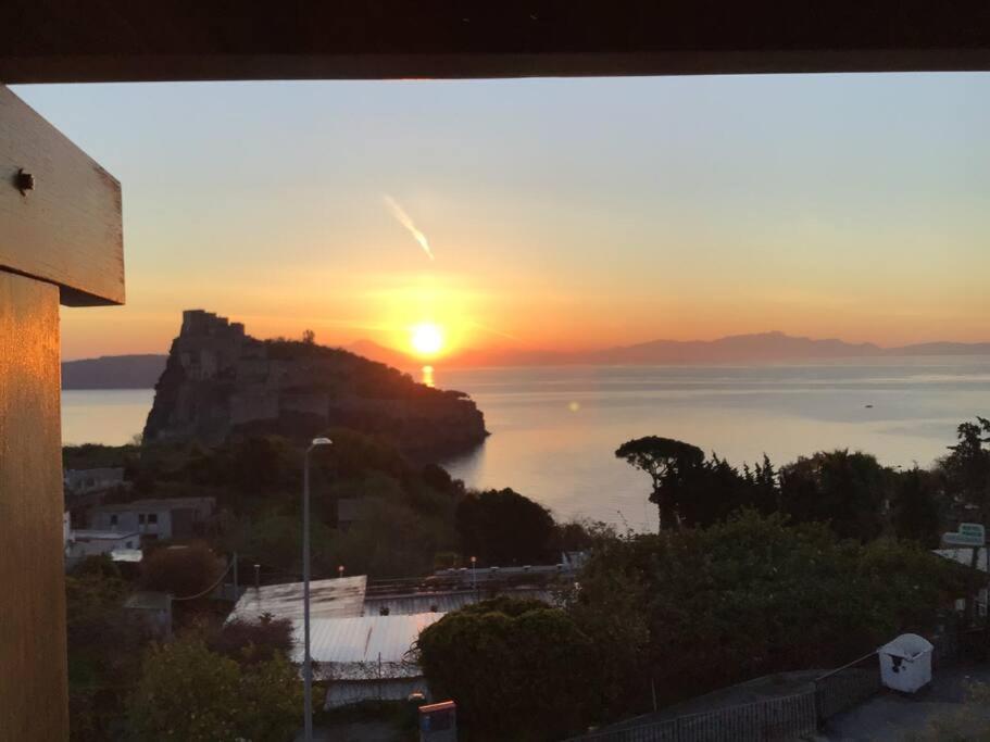 Mansarda con terrazza davanti castello aragonese