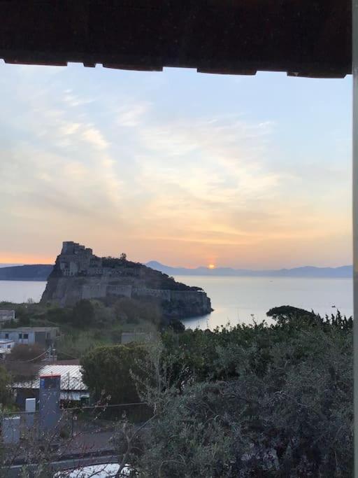 Mansarda con terrazza davanti castello aragonese