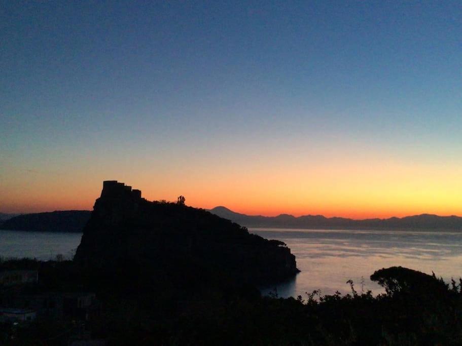 Mansarda con terrazza davanti castello aragonese