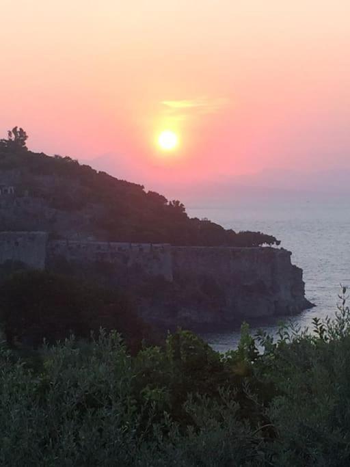 Mansarda con terrazza davanti castello aragonese