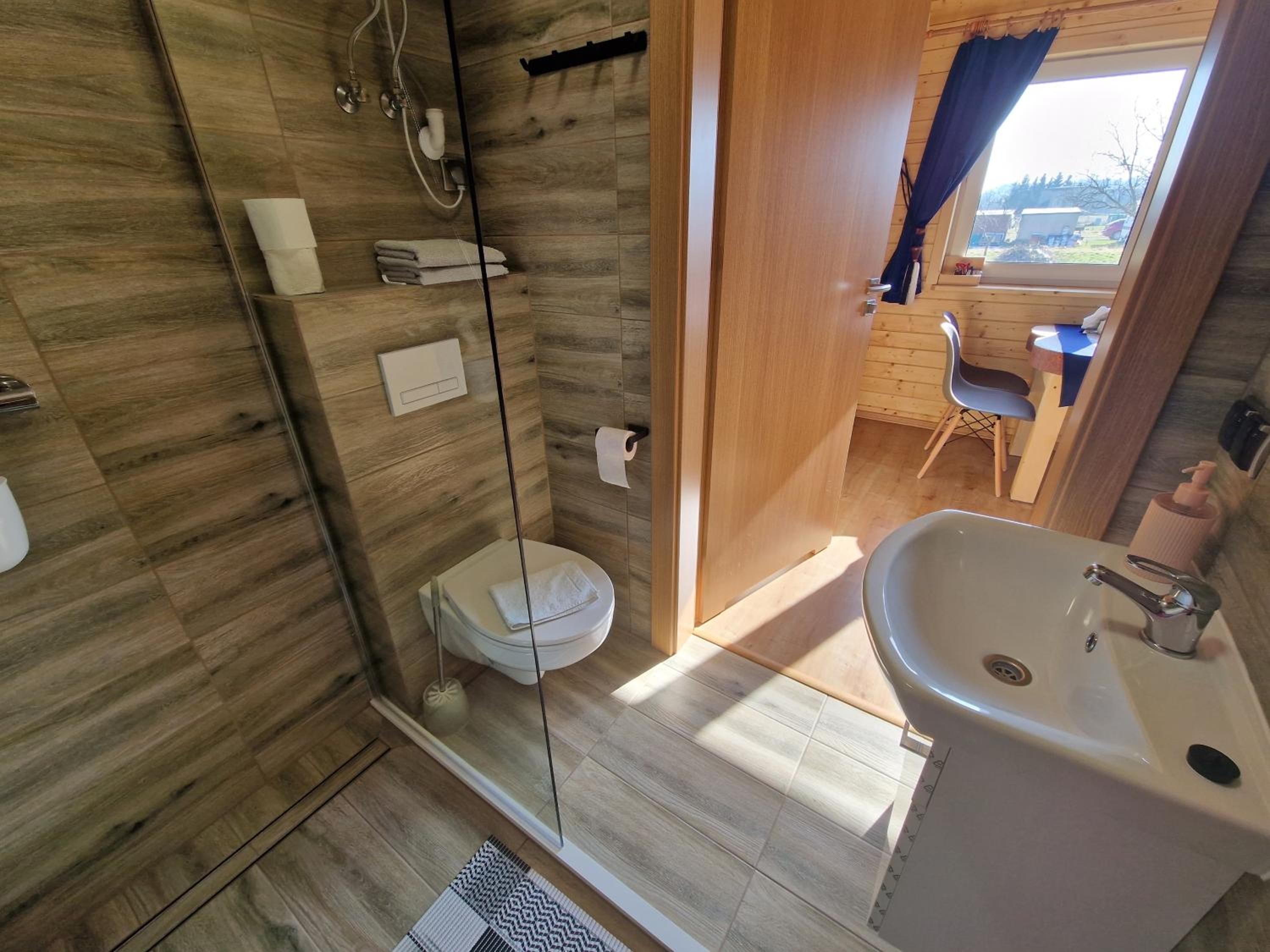 Apartament z Tężnią Solankową, Sauną, Kominkiem LED nad Jeziorem Żywieckim