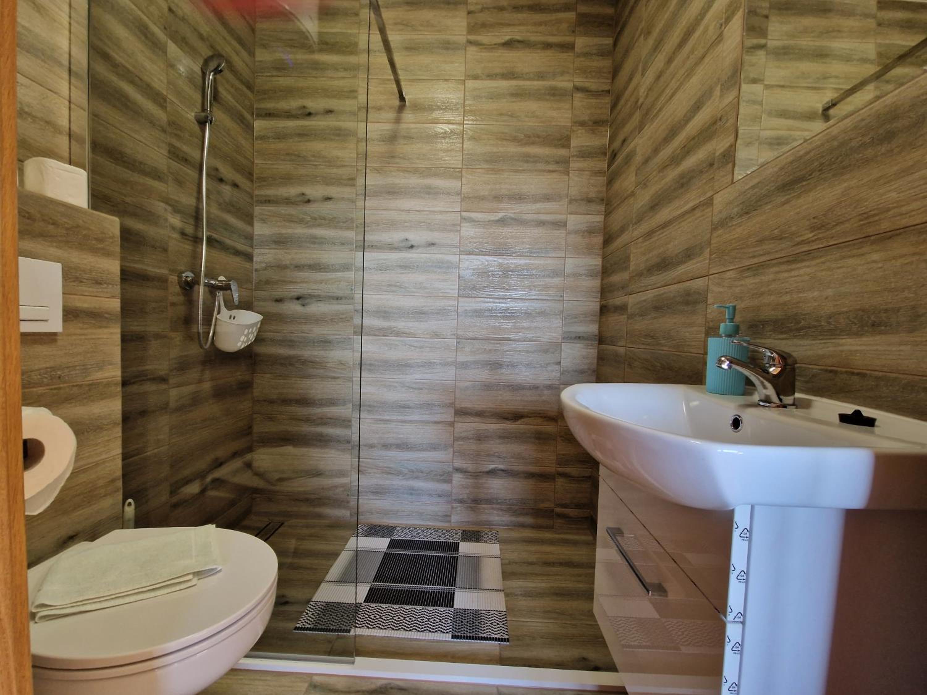 Apartament z Tężnią Solankową, Sauną, Kominkiem LED nad Jeziorem Żywieckim