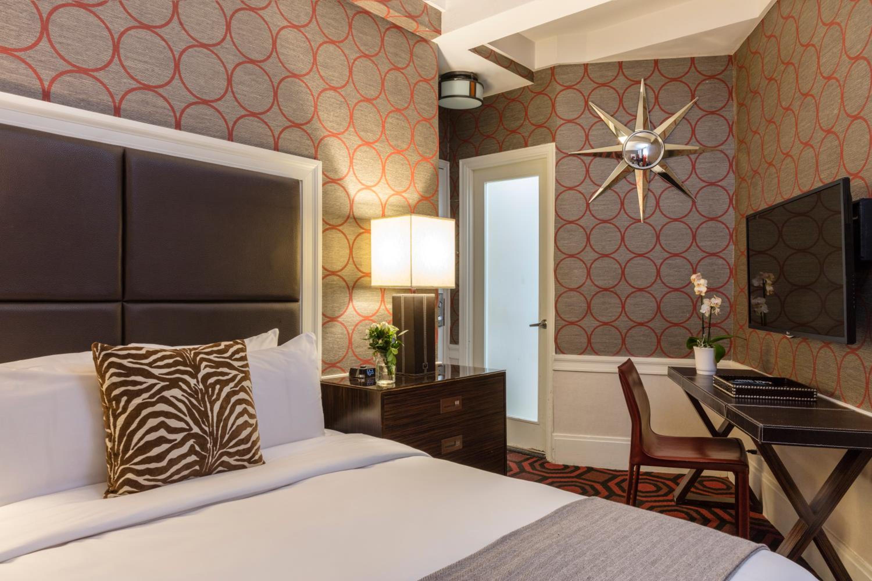 Empire Hotel 33