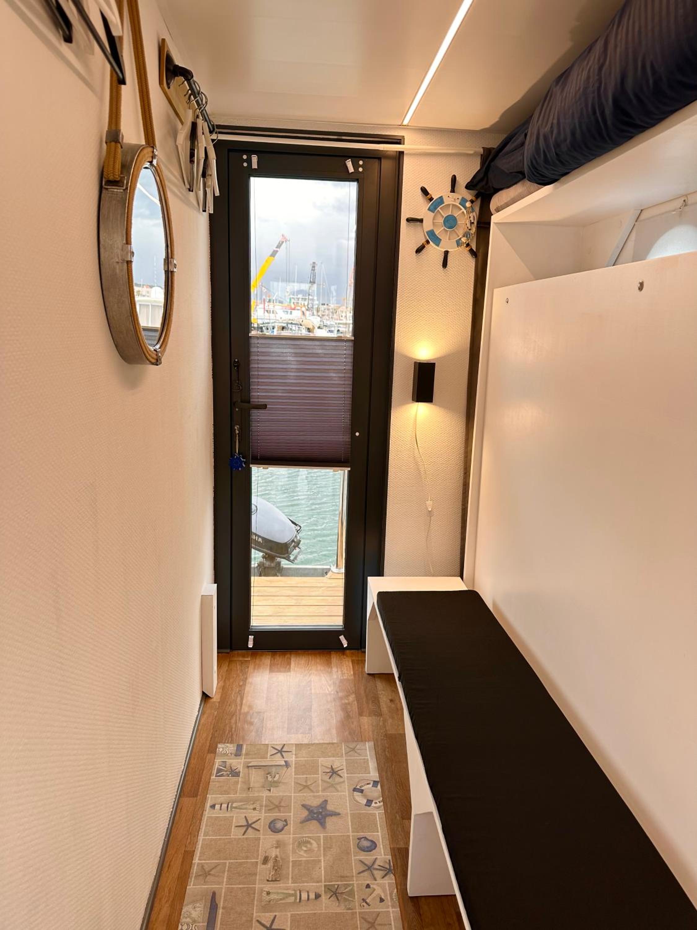 Houseboat Seabreeze view 4