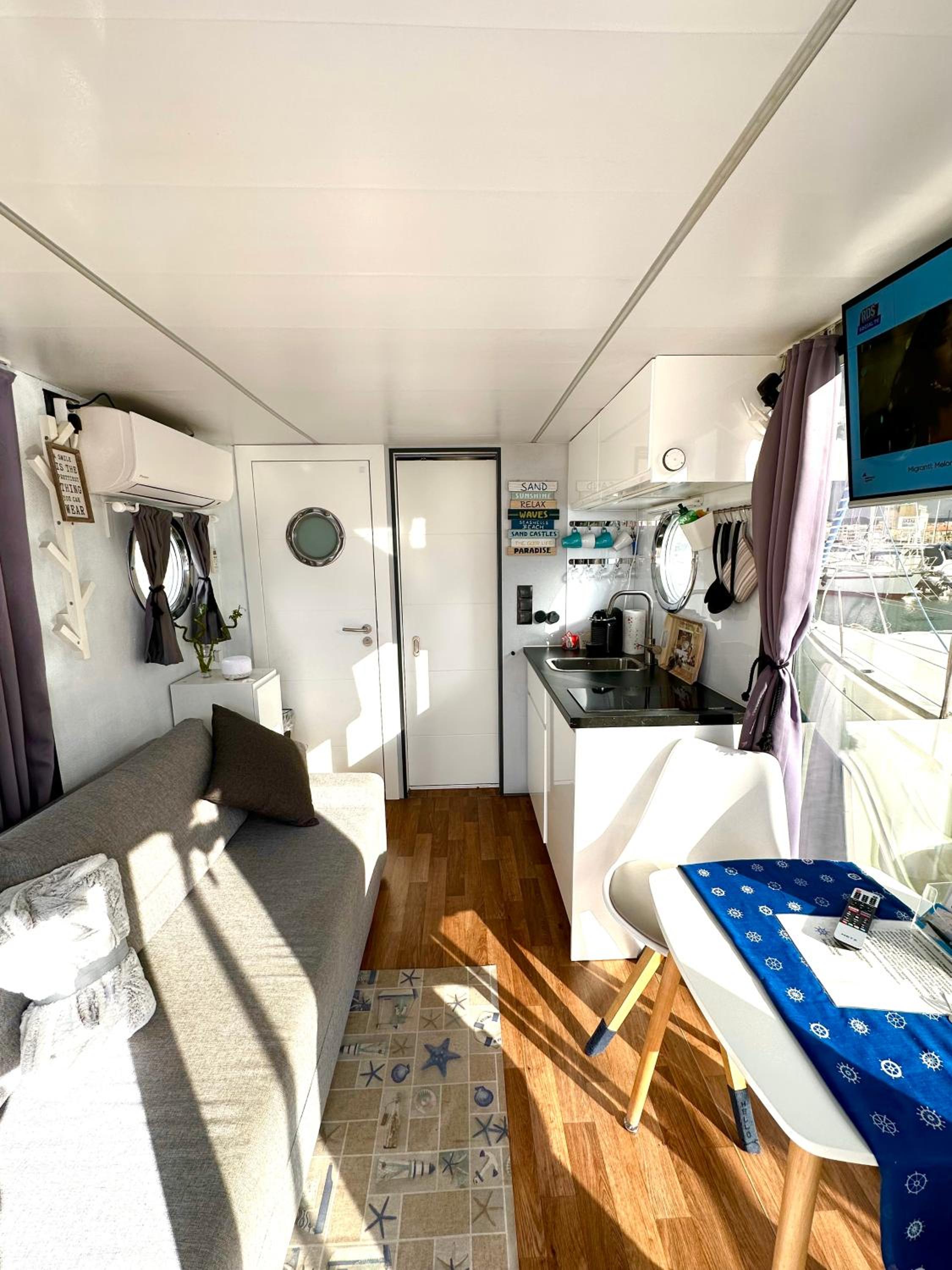 Houseboat Seabreeze view 2