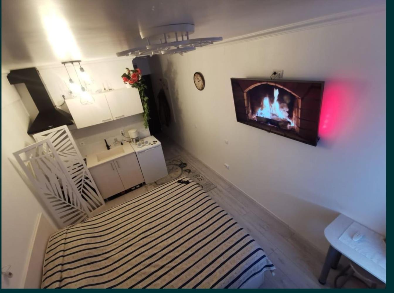 1SmallStudio, central, self check in, kitchineta, parcare view 2