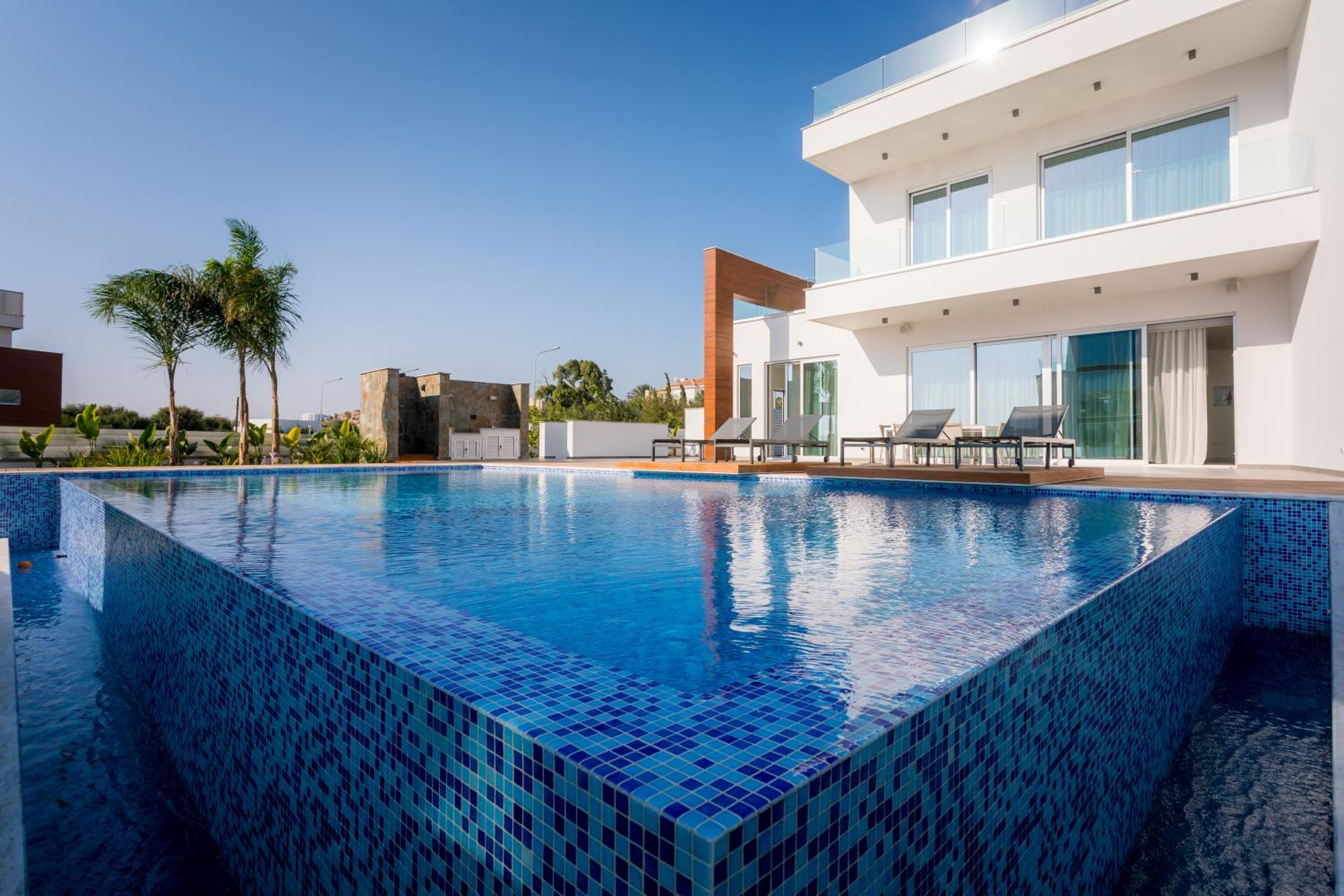 Sea Pearl Beachfront Villas - Anemone view 2