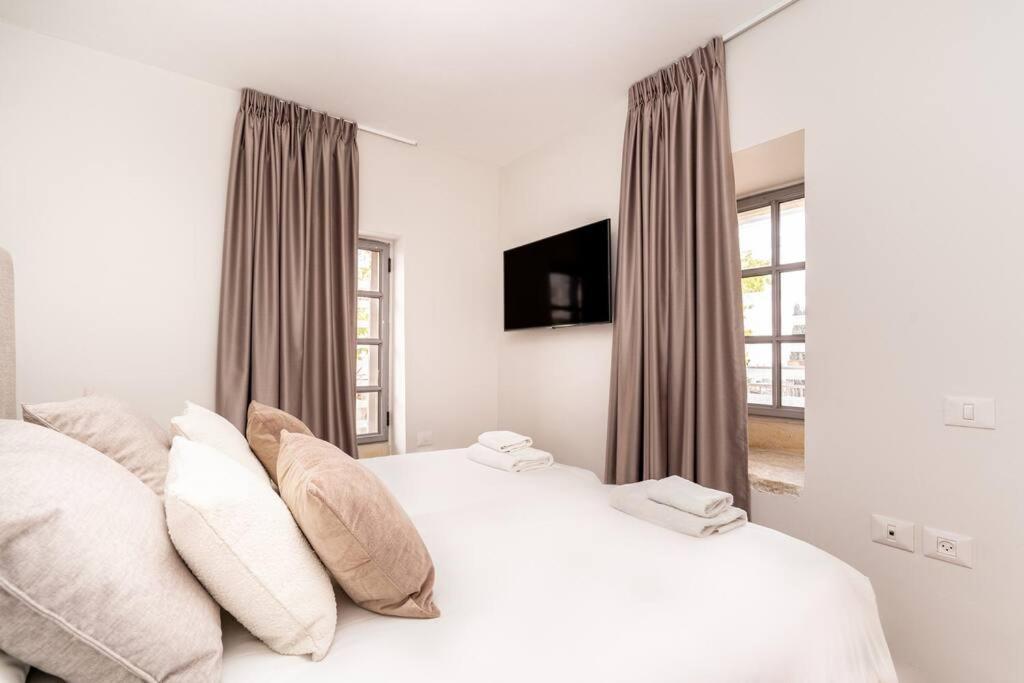 Gorgeous 3 bdm private garden/Pool City center view 3