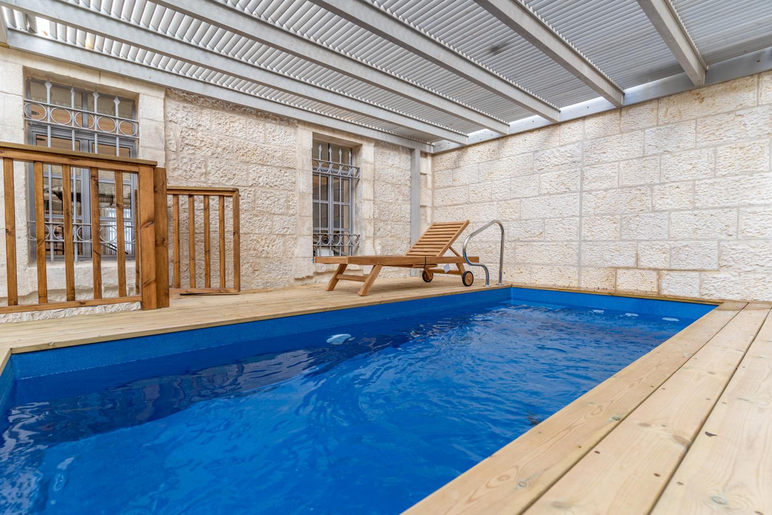 Gorgeous 3 bdm private garden/Pool City center view 2