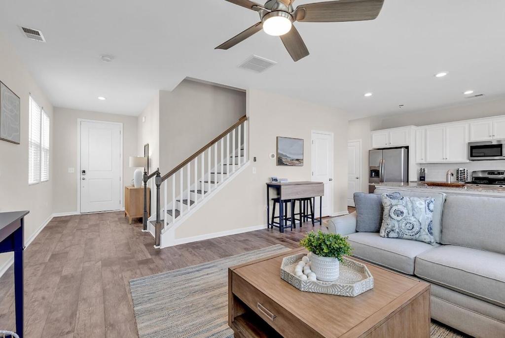 Centrally Located Myrtle Beach House Near Sports Center, Broadway at the Beach, Shopping, Beach, and Golf view 4