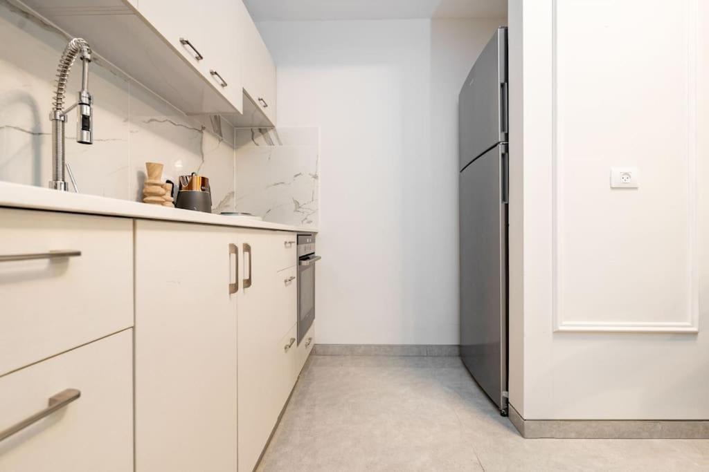 Lovely 1 bedroom apt w/pool. Haneviim st jerusalem view 2