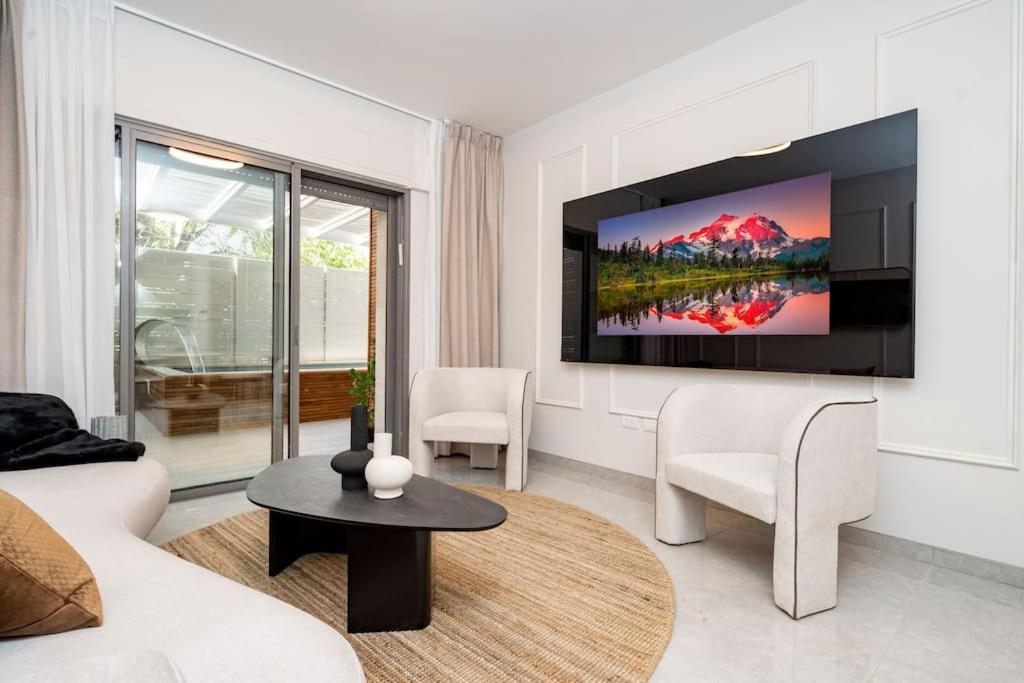 Lovely 1 bedroom apt w/pool. Haneviim st jerusalem view 3