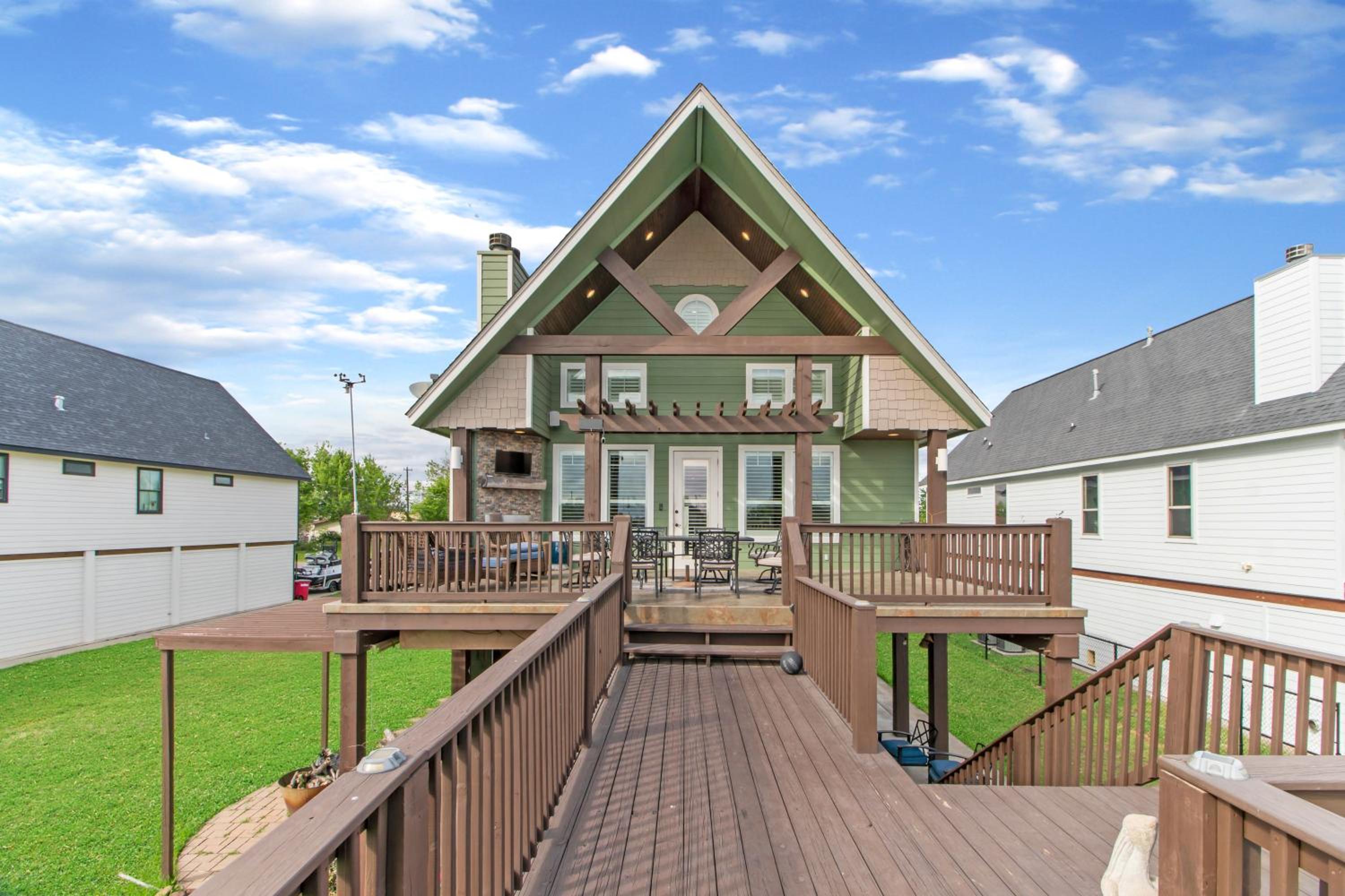 Luxury Waterfront Home Family and Pet Friendly Near Surfside Beach 11 Mins view 5
