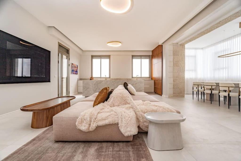Gorgeous 4bdm Penthouse, Haneviim court