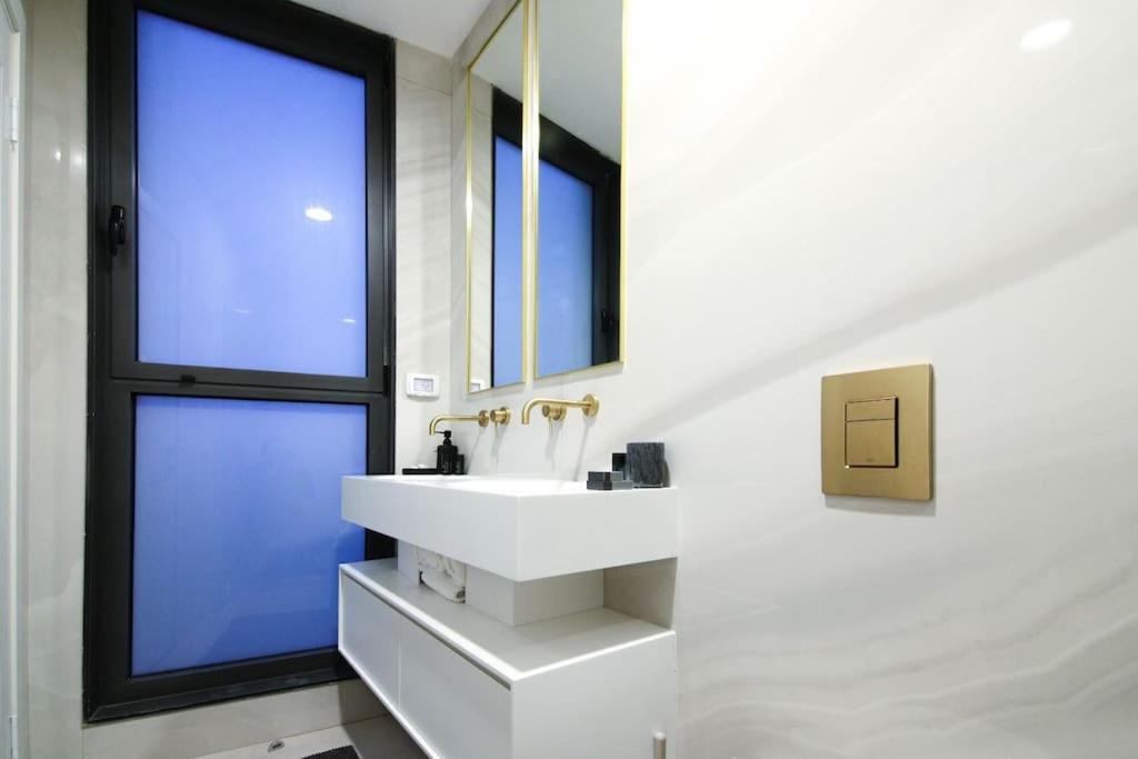 Amazing View...2 bedroom apt J tower view 2