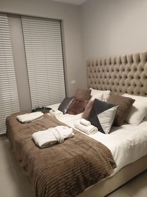 Gorgeous 1 bedroom apt , J Tower view 3
