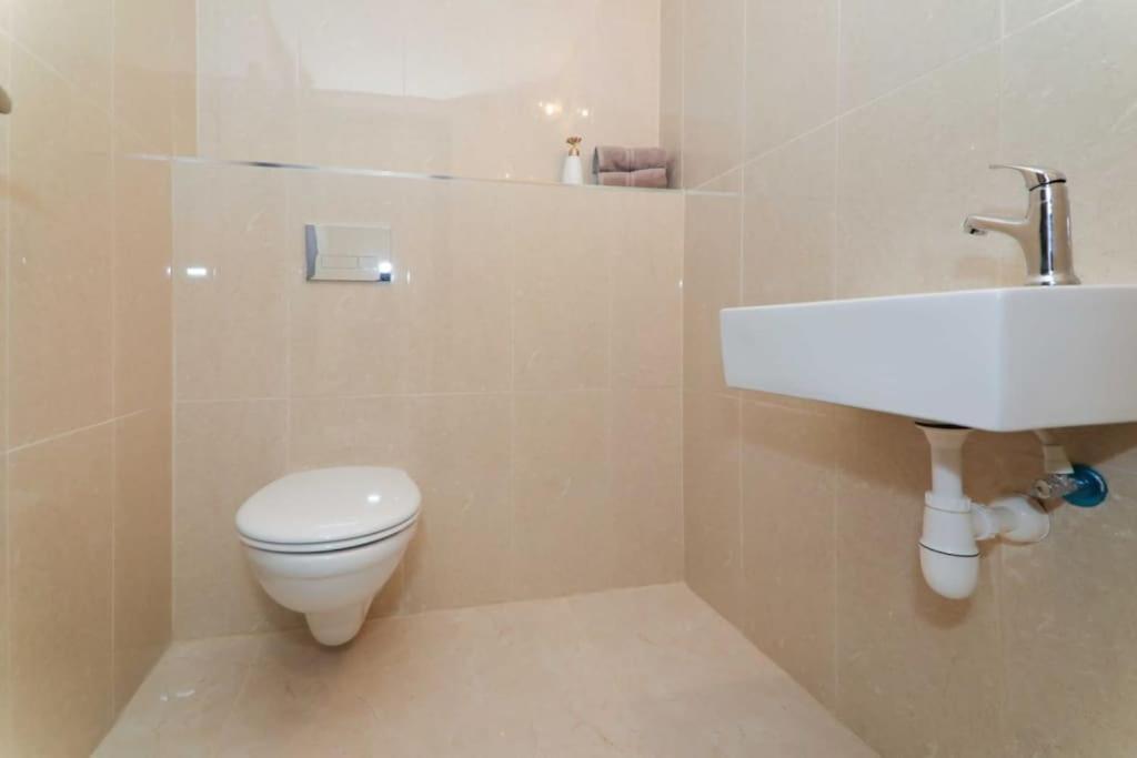 Beautiful 3 bdm apt, Gorgeous view of Har Habayit view 4