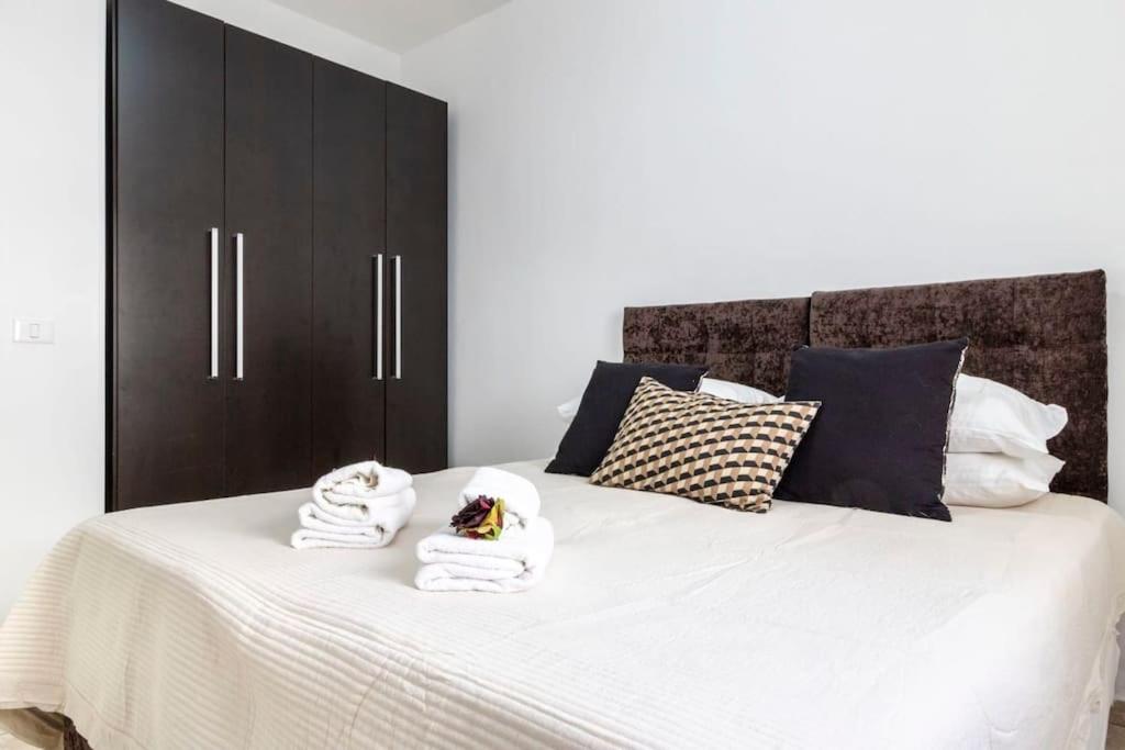 Luxury 3 bedroom apt, Harav Kook7 view 4