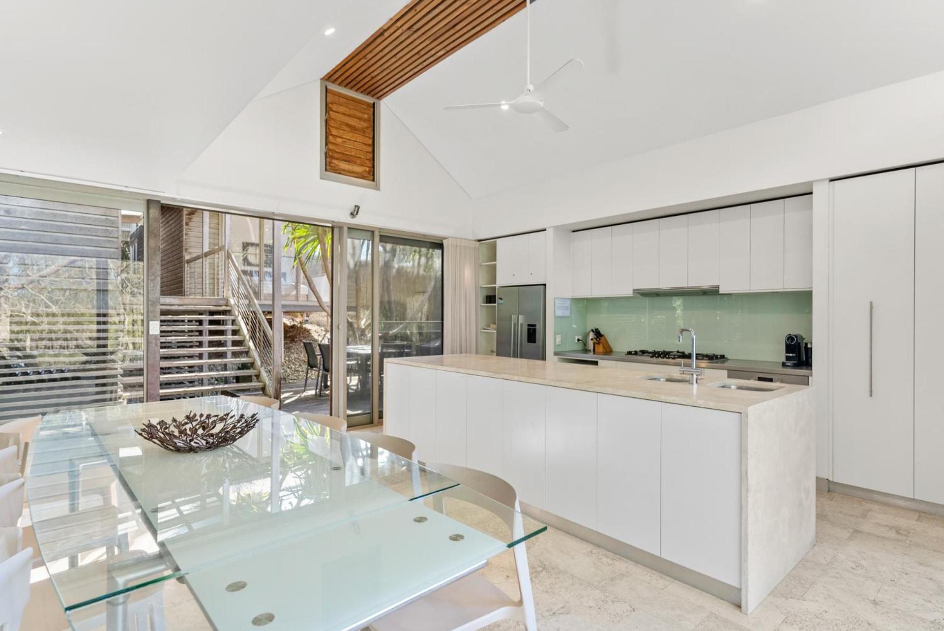 Fuller Holidays - Belongil Beach Pavilion House, 18A Childe St