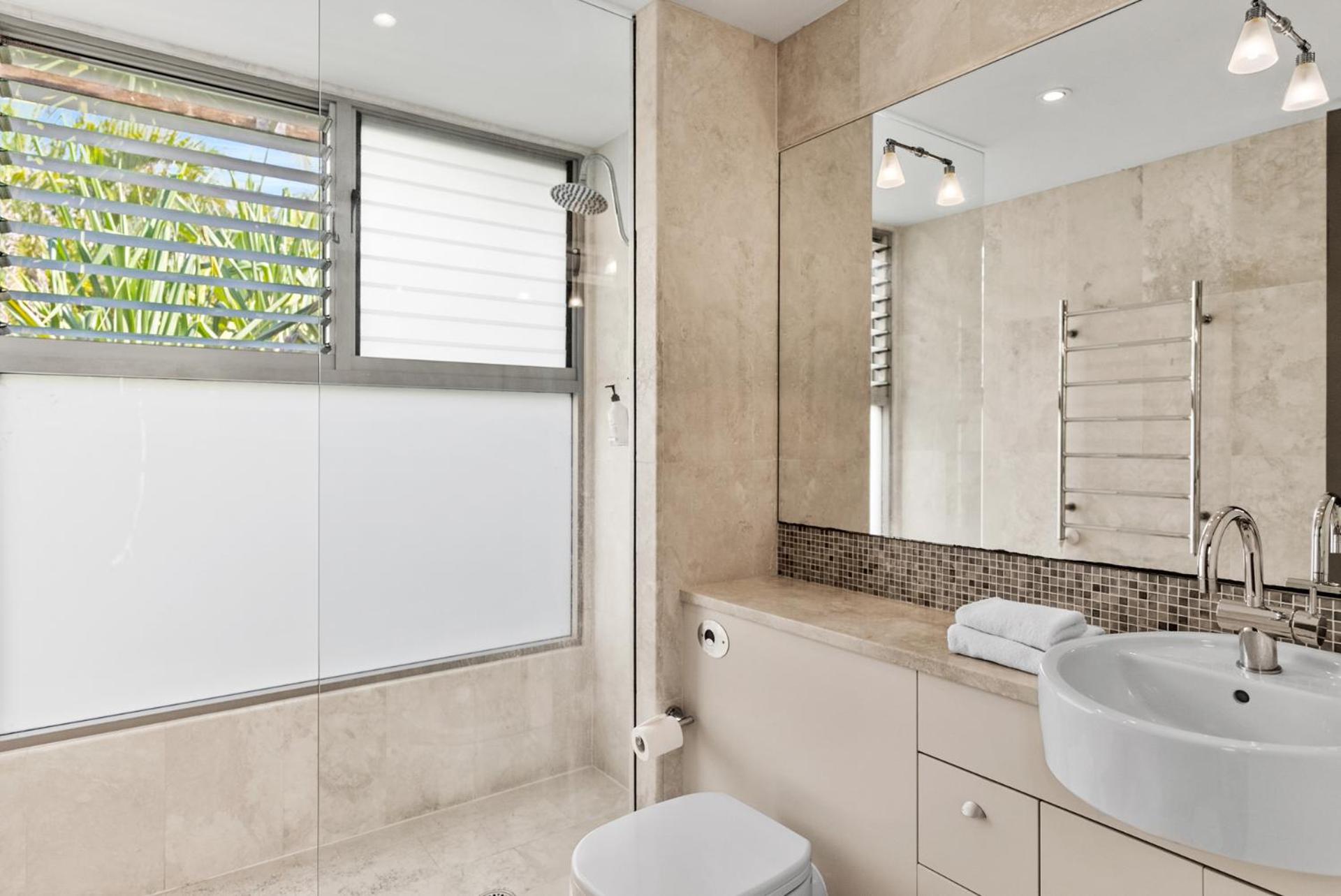 Fuller Holidays - Belongil Beach Pavilion House, 18A Childe St