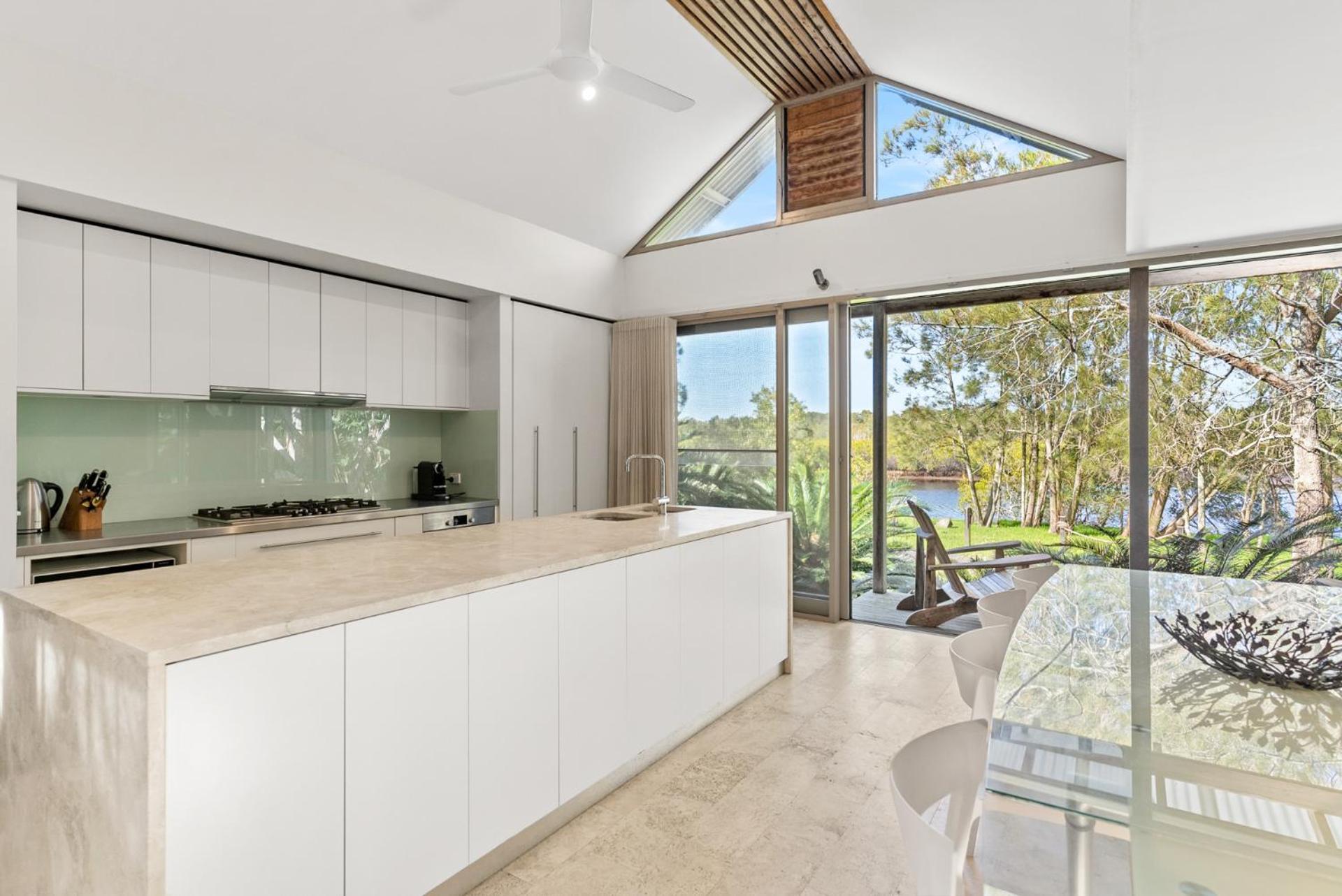 Fuller Holidays - Belongil Beach Pavilion House, 18A Childe St