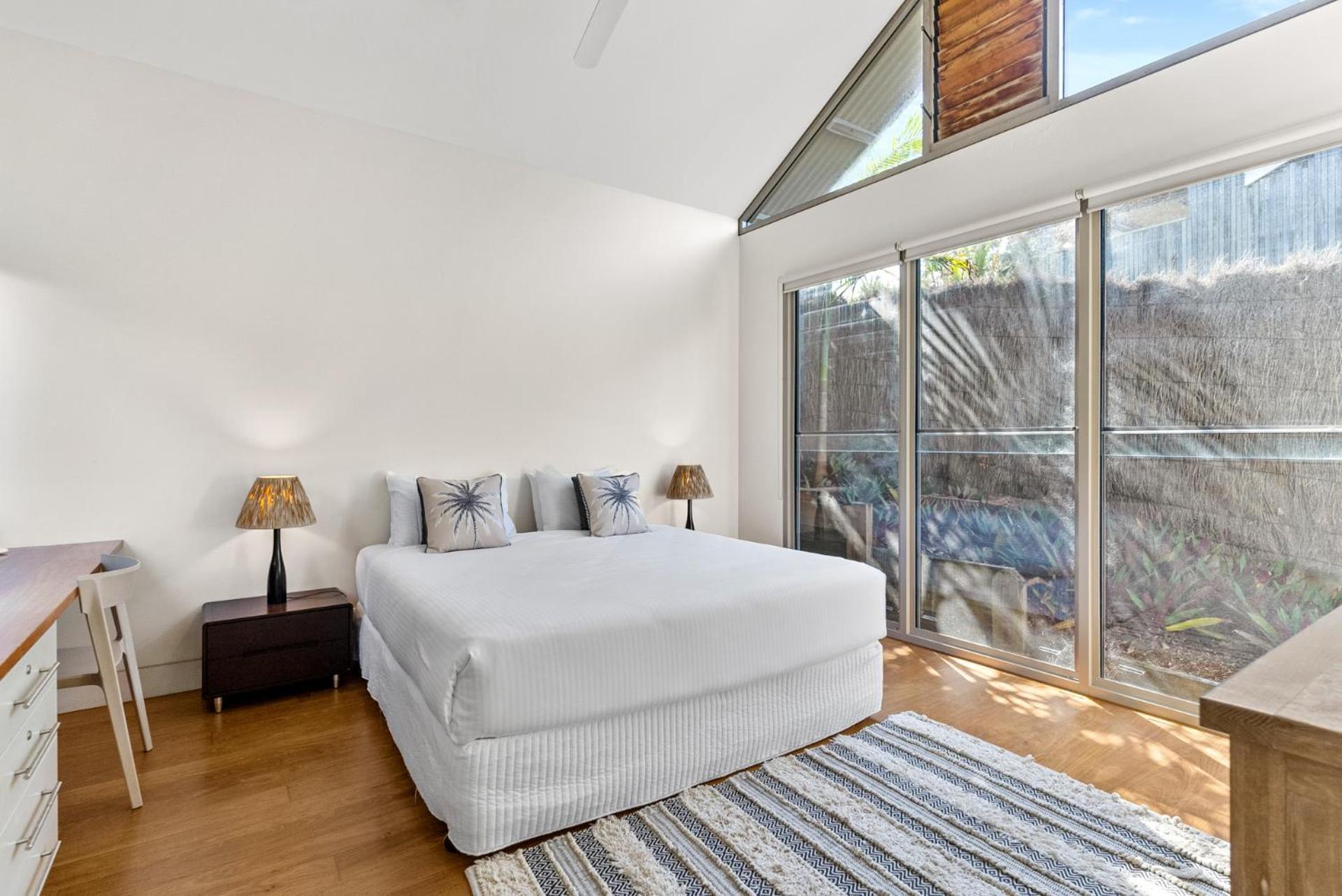 Fuller Holidays - Belongil Beach Pavilion House, 18A Childe St