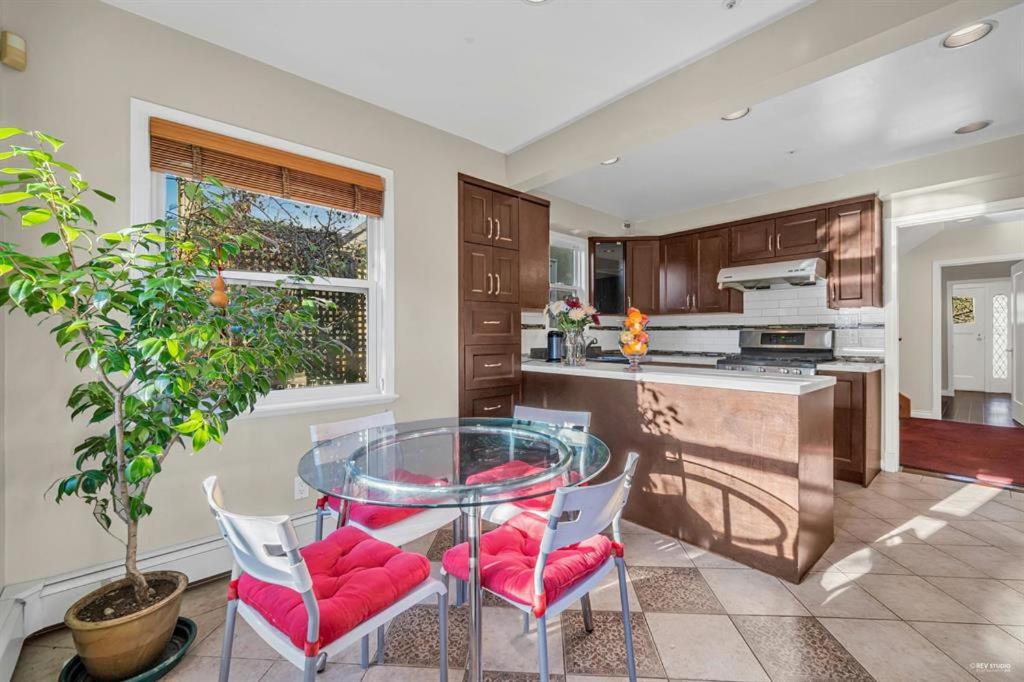 Vancouver Vacations - Cozy Dunbar 3 Beds Home w/ Views - Property Image 16