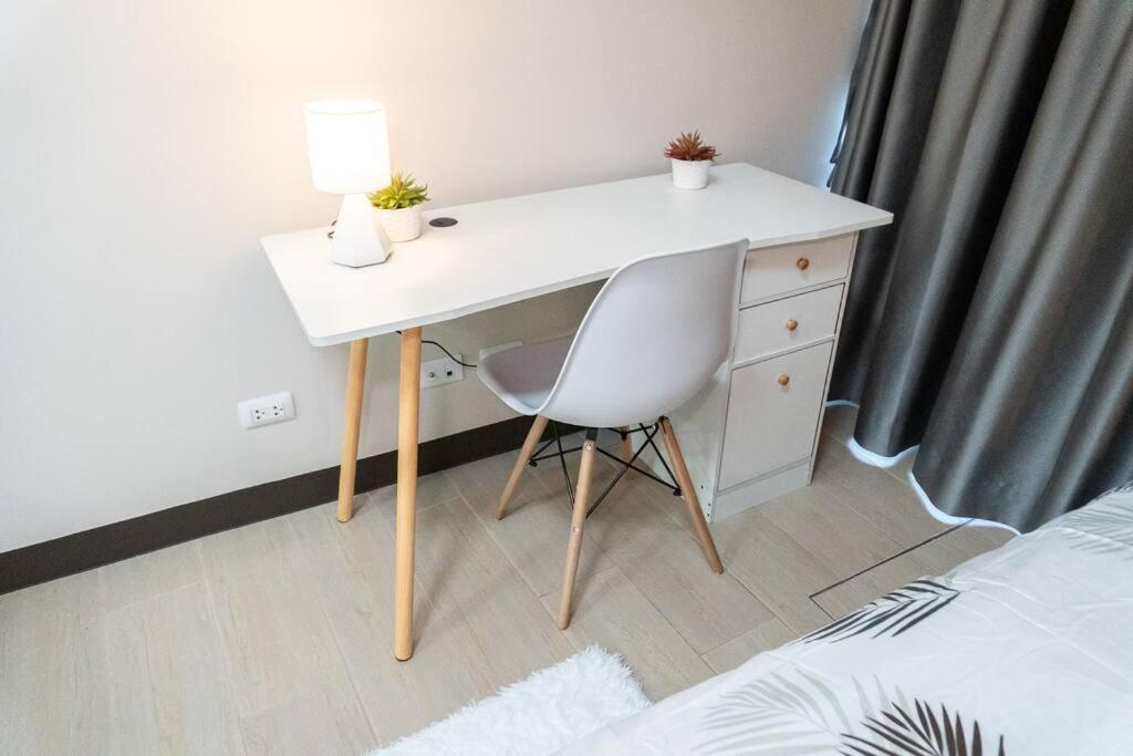 A2J Luxury 2BR BGC Uptown Suite Near Uptown Mall view 2