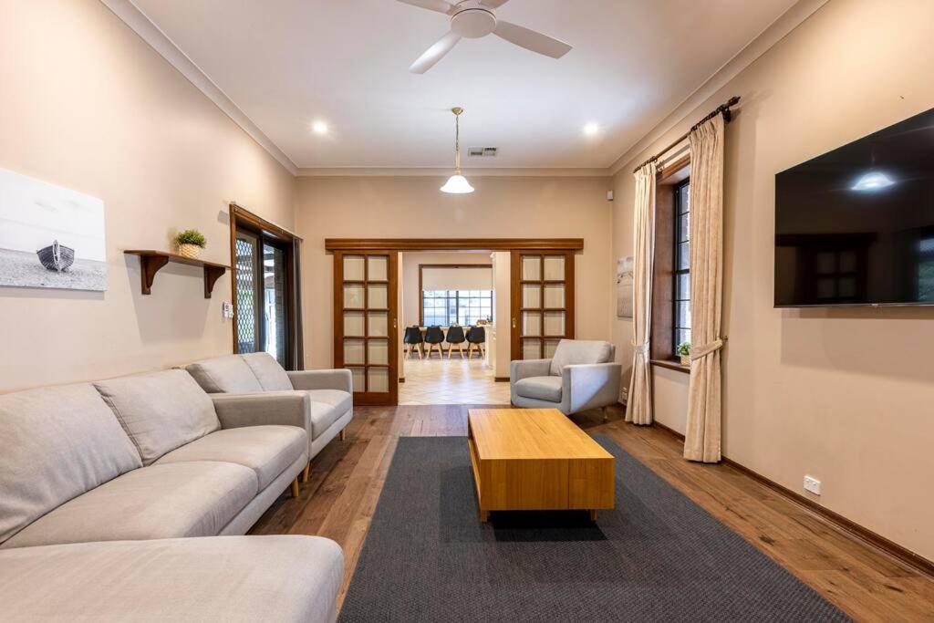 4 Bedroom Barossa Home with Large Garden and Pool