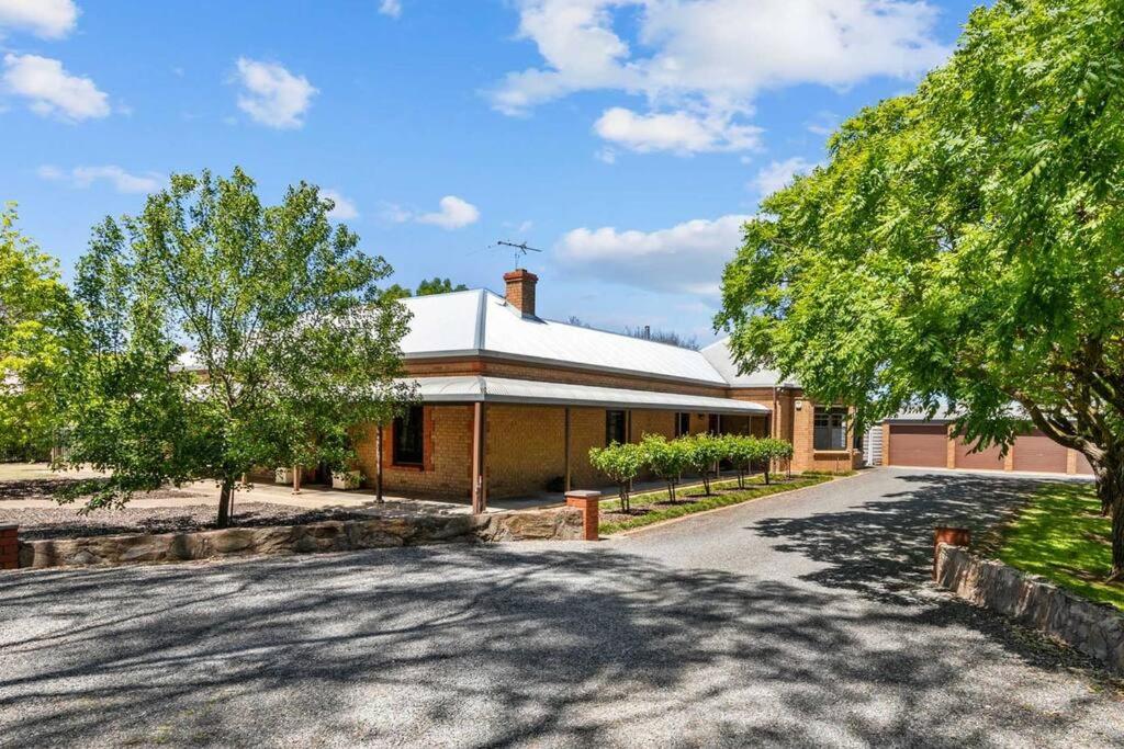 4 Bedroom Barossa Home with Large Garden and Pool
