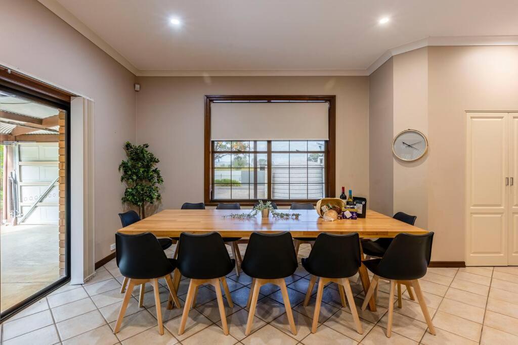 4 Bedroom Barossa Home with Large Garden and Pool
