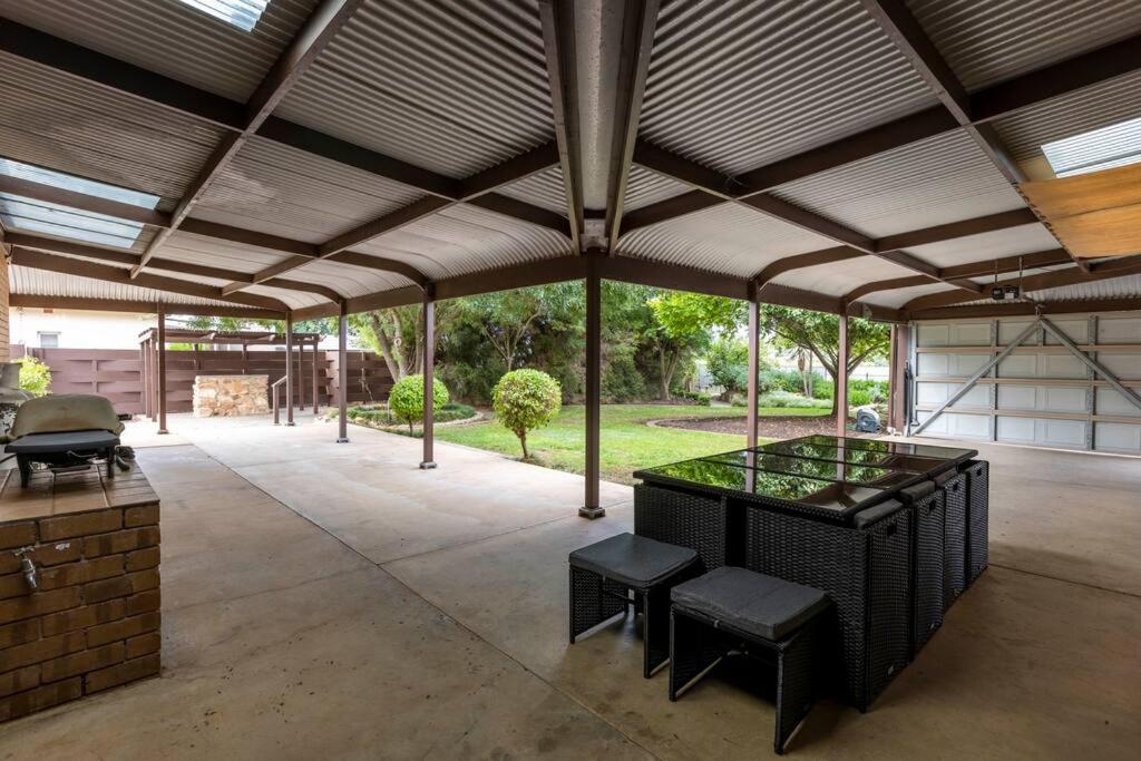 4 Bedroom Barossa Home with Large Garden and Pool