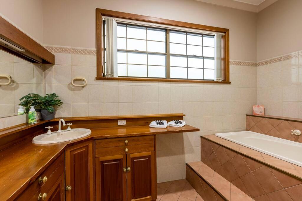 4 Bedroom Barossa Home with Large Garden and Pool