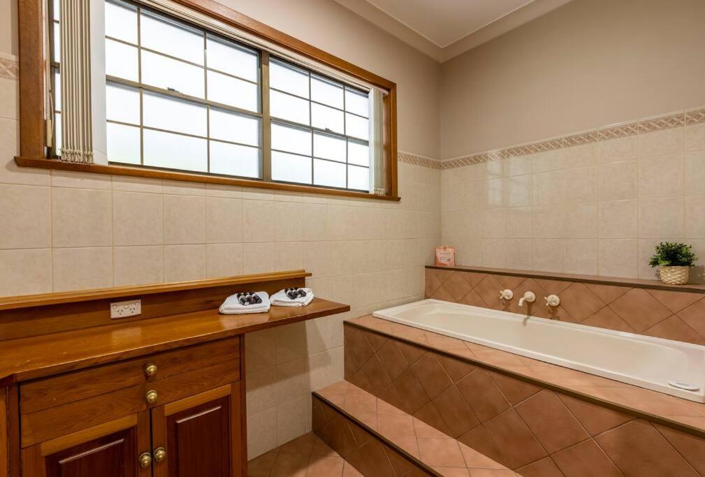 4 Bedroom Barossa Home with Large Garden and Pool