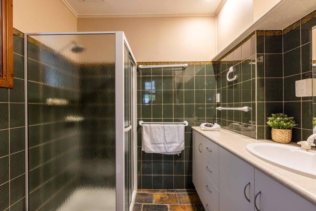 4 Bedroom Barossa Home with Large Garden and Pool