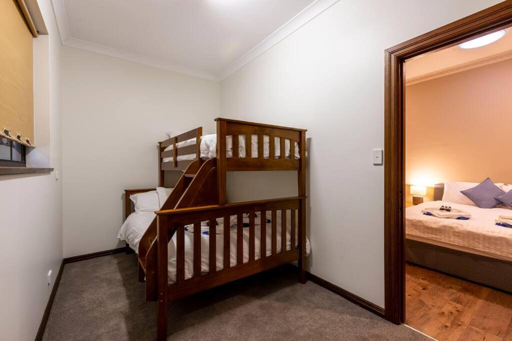 4 Bedroom Barossa Home with Large Garden and Pool