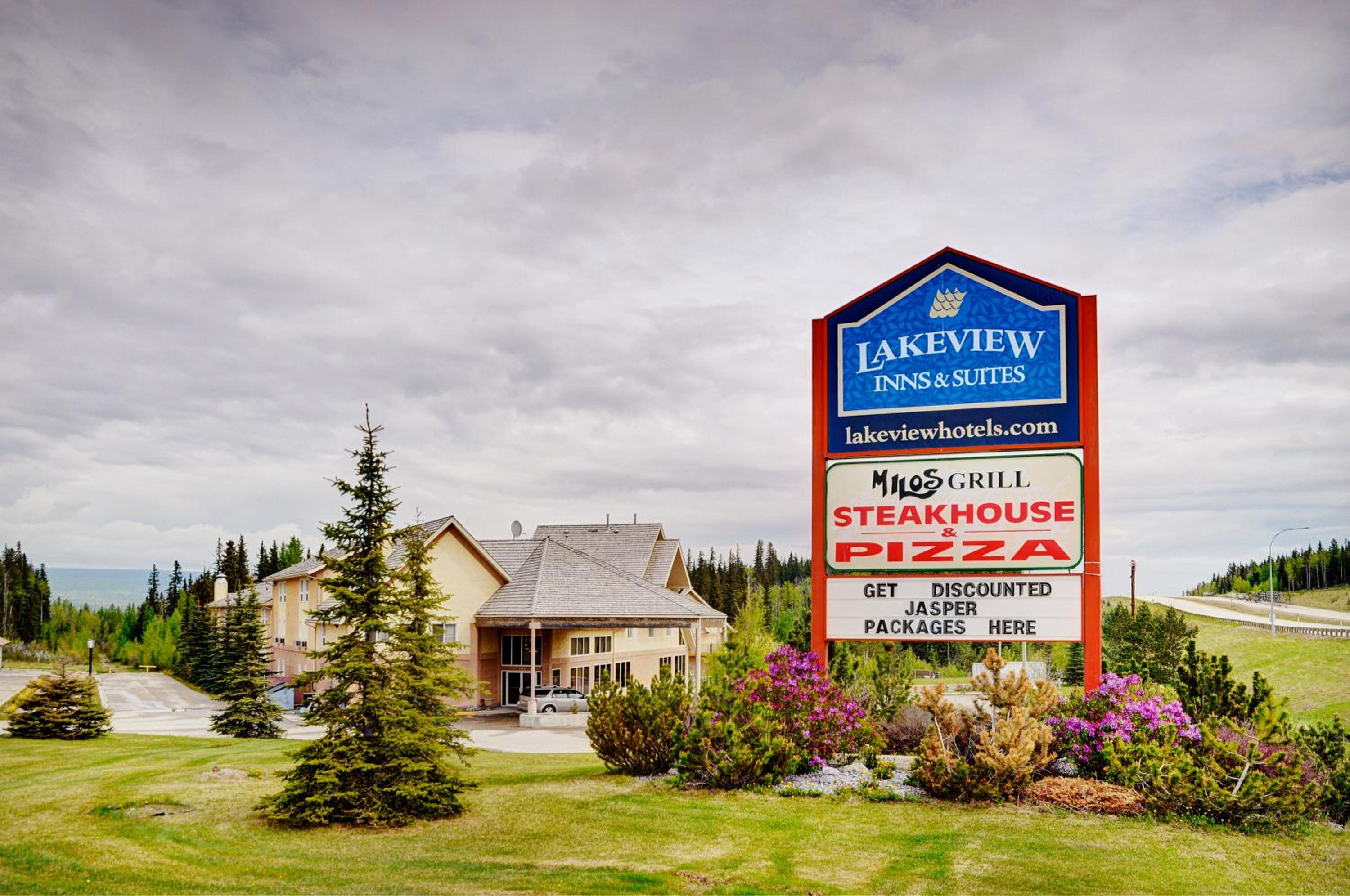 Hinton Vacations - Lakeview Inns  Suites - Hinton - Property Image 1