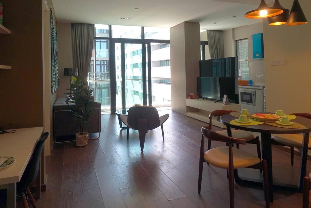 Deluxe 2-bedroom & 2 bathroom corner oasis at Riverson SOHO opposite Imago Shopping Mall photo 4